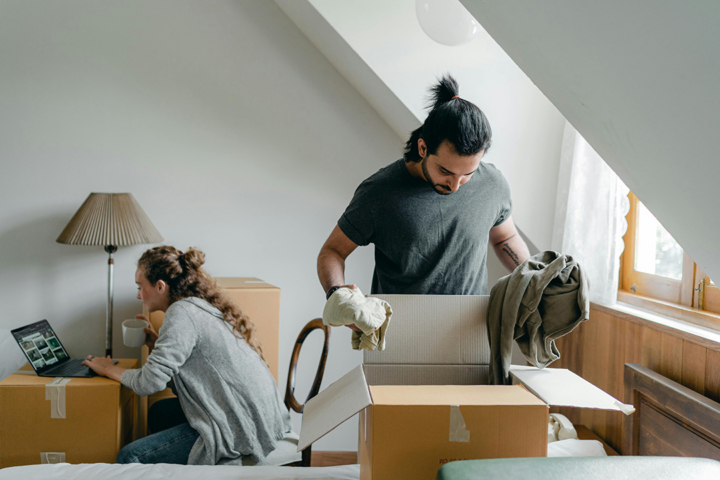 ApartmentMove Two people with moving boxes in an apartment